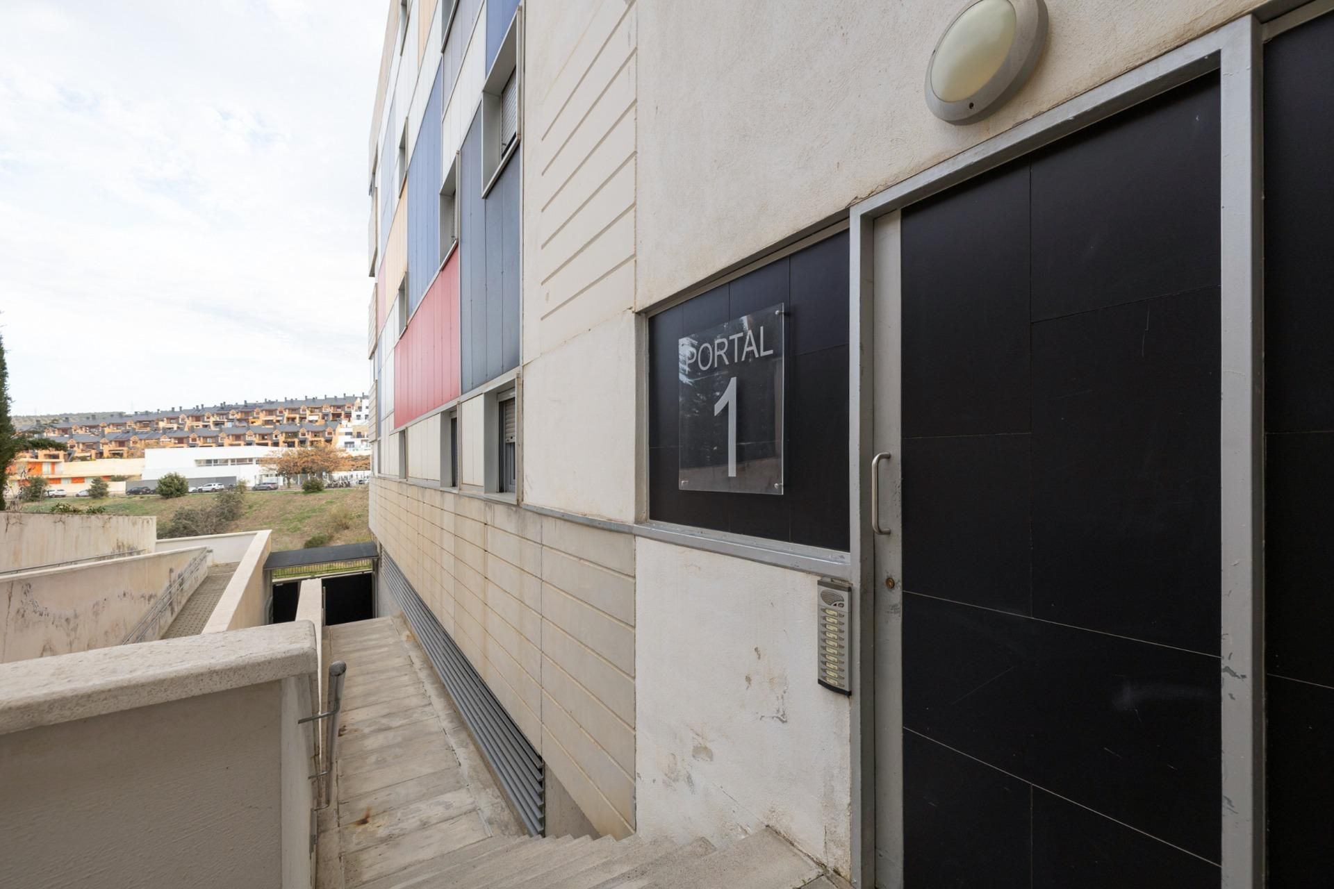 Vista exterior de Pis en venda en  Granada Capital amb Calefacció, Terrassa i Balcó