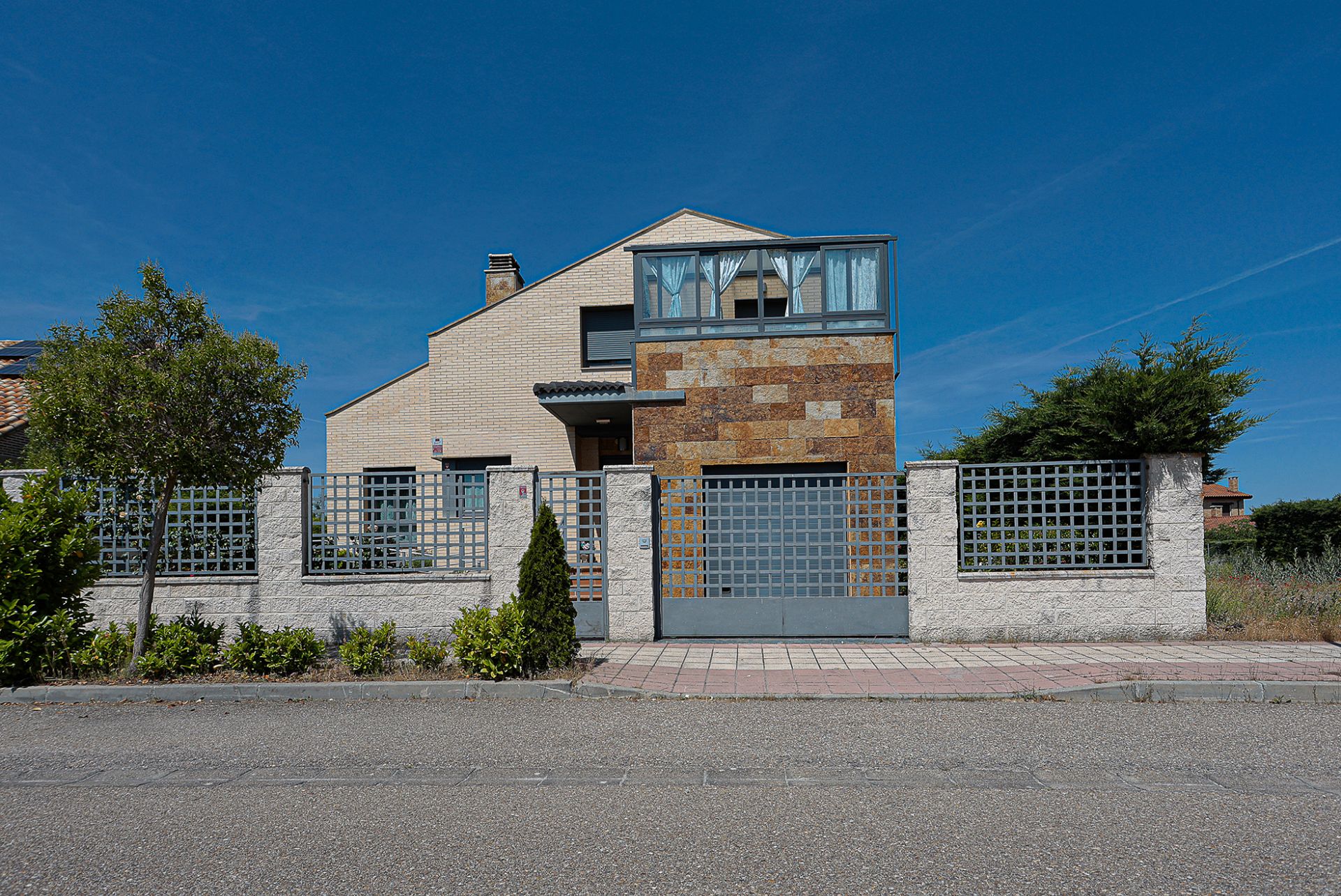 Exterior view of House or chalet for sale in Aldeamayor de San Martín  with Private garden, Terrace and Storage room