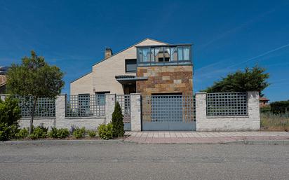 Vista exterior de Casa o xalet en venda en Aldeamayor de San Martín amb Jardí privat, Terrassa i Traster