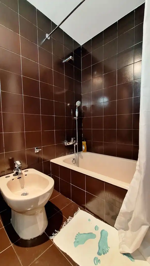 Baño de Piso de alquiler en Oviedo  con Calefacción, Parquet y Amueblado