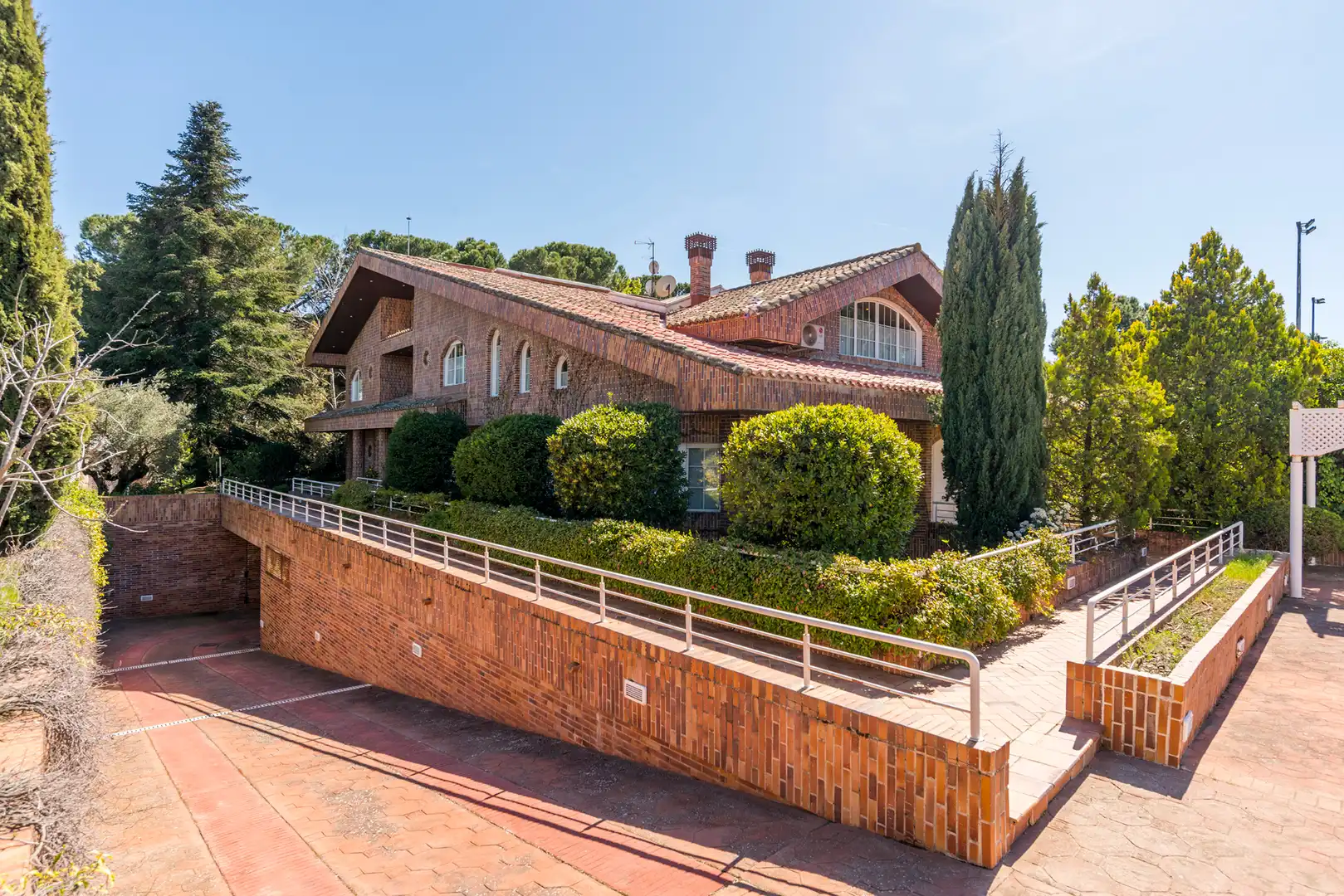 Vista exterior de Casa o chalet en venta en Pozuelo de Alarcón con Aire acondicionado, Calefacción y Jardín privado