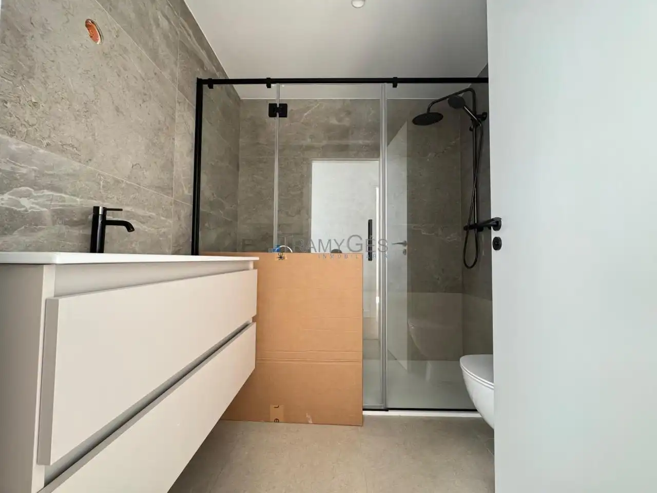 Bathroom of Flat for sale in Vigo   with Heating, Terrace and Storage room