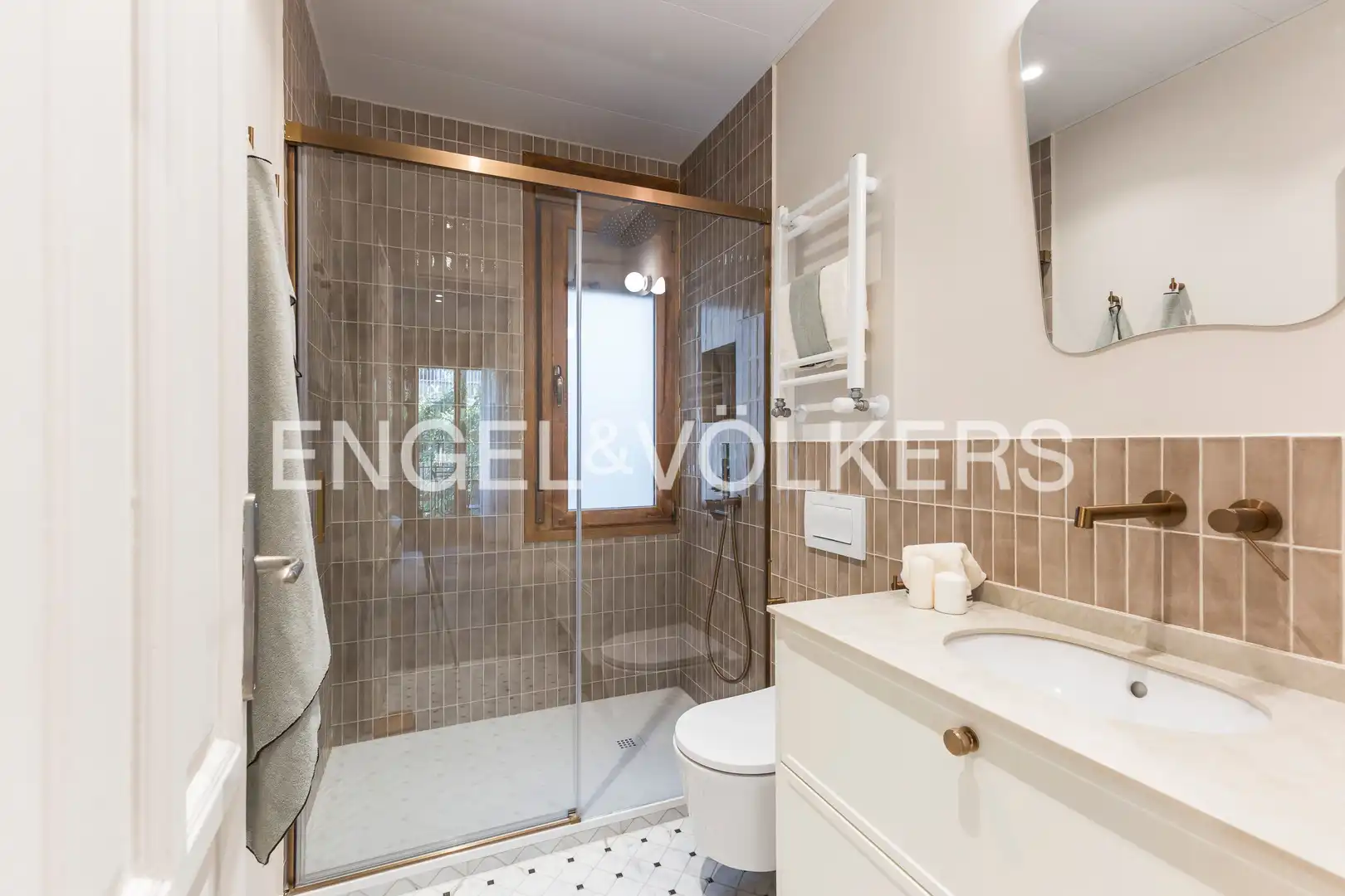 Badezimmer von Wohnung zum Verkauf in Madrid mit Klimaanlage, Heizung und Parkett