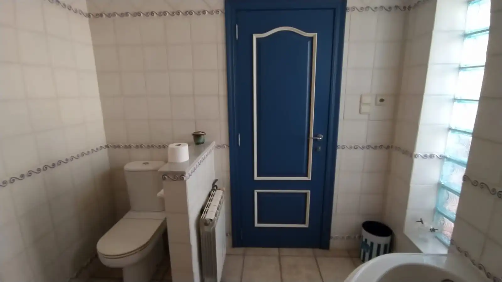 Badezimmer von Einfamilien-Reihenhaus zum Verkauf in Manises mit Klimaanlage, Heizung und Terrasse