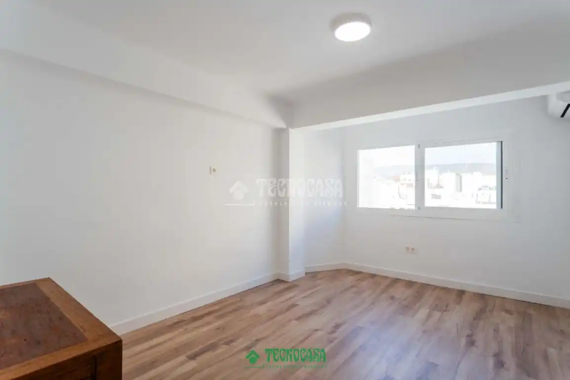 Habitación de Piso en venta en Almería con Calefacción y Balcón