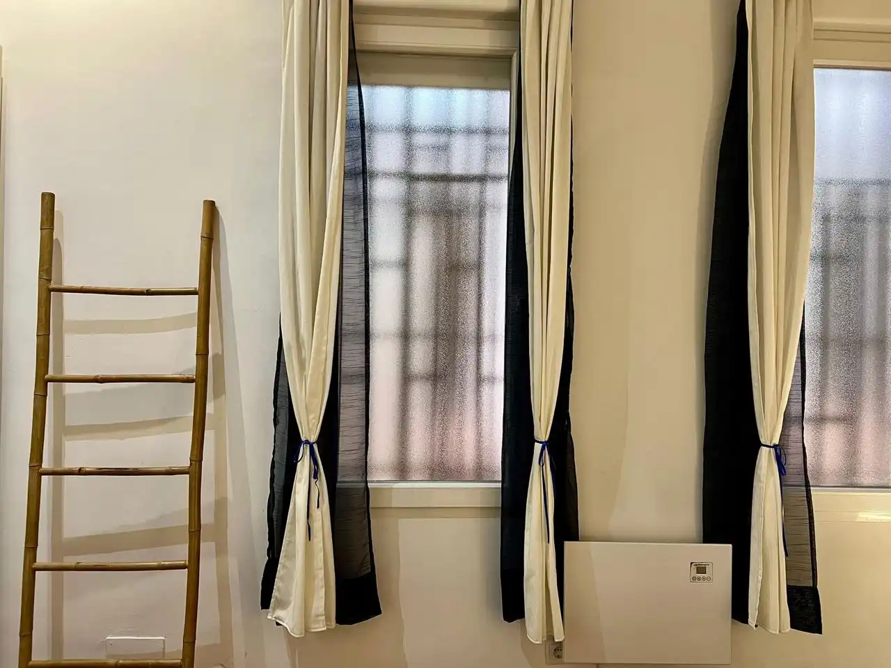 Exterior view of Ground floor for sale in Madrid  with Air Conditioner, Terrace and Furnished