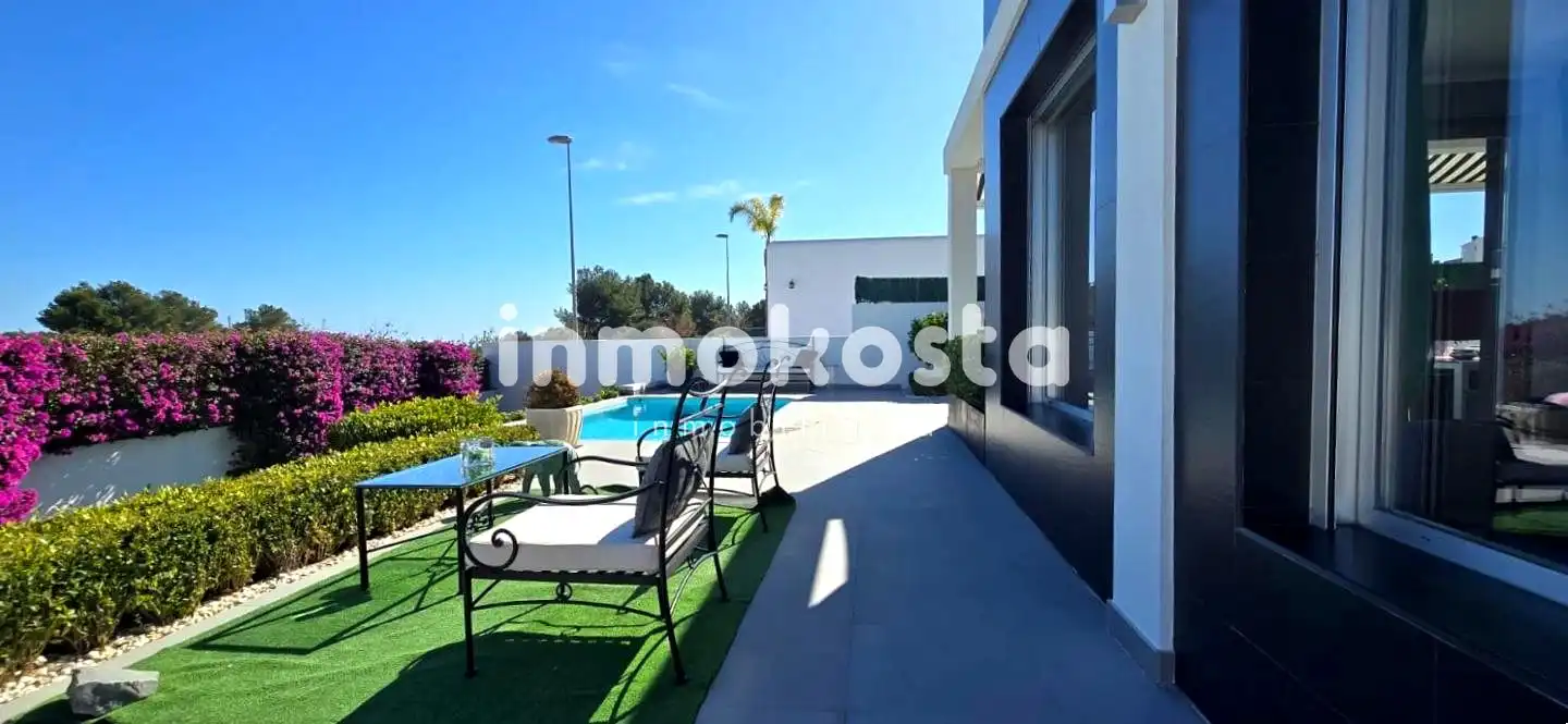 Vista exterior de Casa o xalet en venda en Polop amb Aire condicionat, Calefacció i Jardí privat