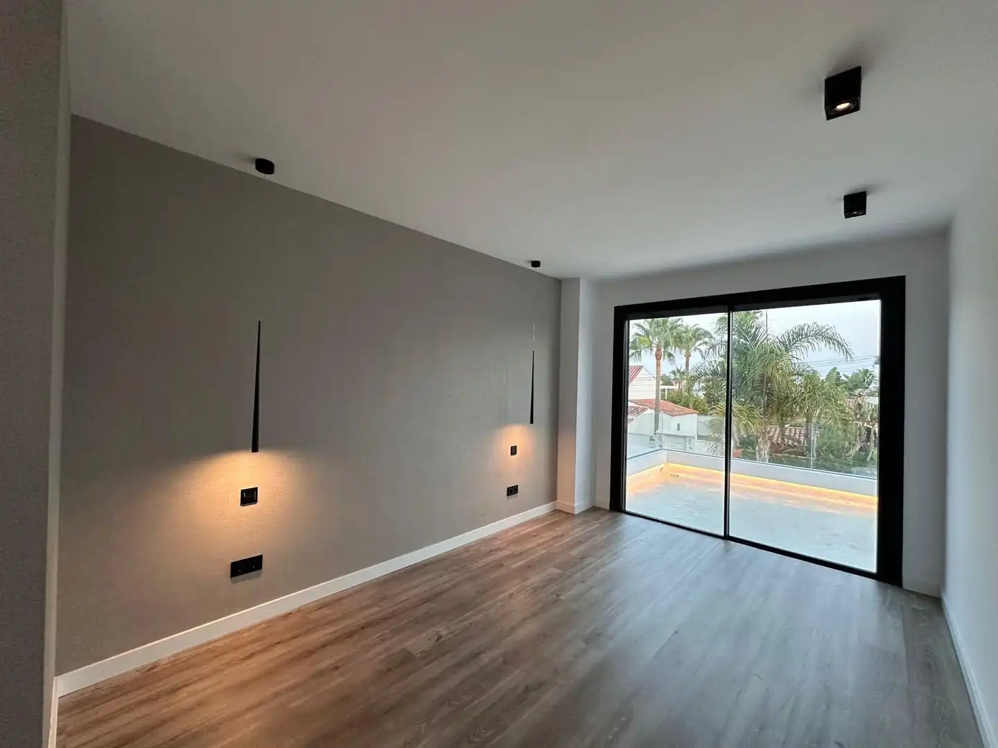 Sala d'estar de Casa o xalet en venda en Estepona amb Aire condicionat, Calefacció i Jardí privat