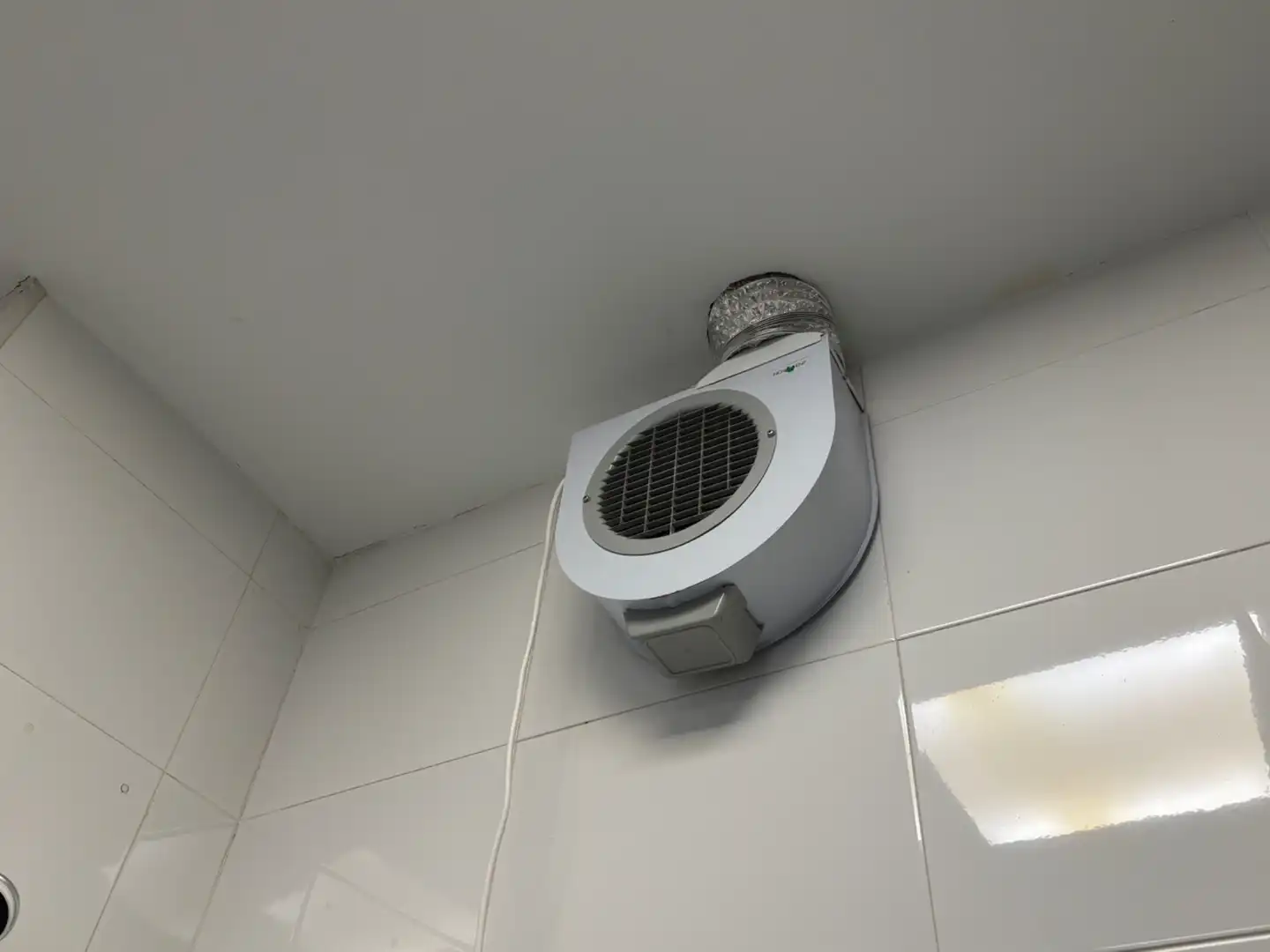 Baño de Local en traspaso en Madrid con Aire acondicionado, Internet y Alarma