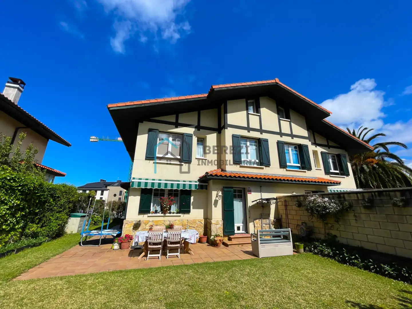 Vista exterior de Casa adosada en venta en Mundaka con Calefacción, Jardín privado y Amueblado