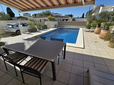 Casa con piscina in vendita a Carrer Pení 120b