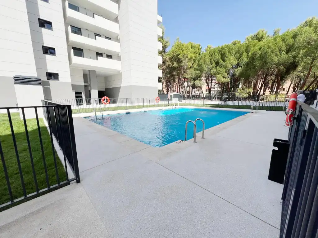 Piscina de Piso de alquiler en Alcalá de Henares con Terraza, Trastero y Domótica