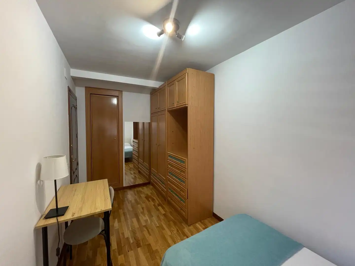 Dormitori de Casa o xalet per a compartir en Madrid amb Calefacció, Parquet i Moblat