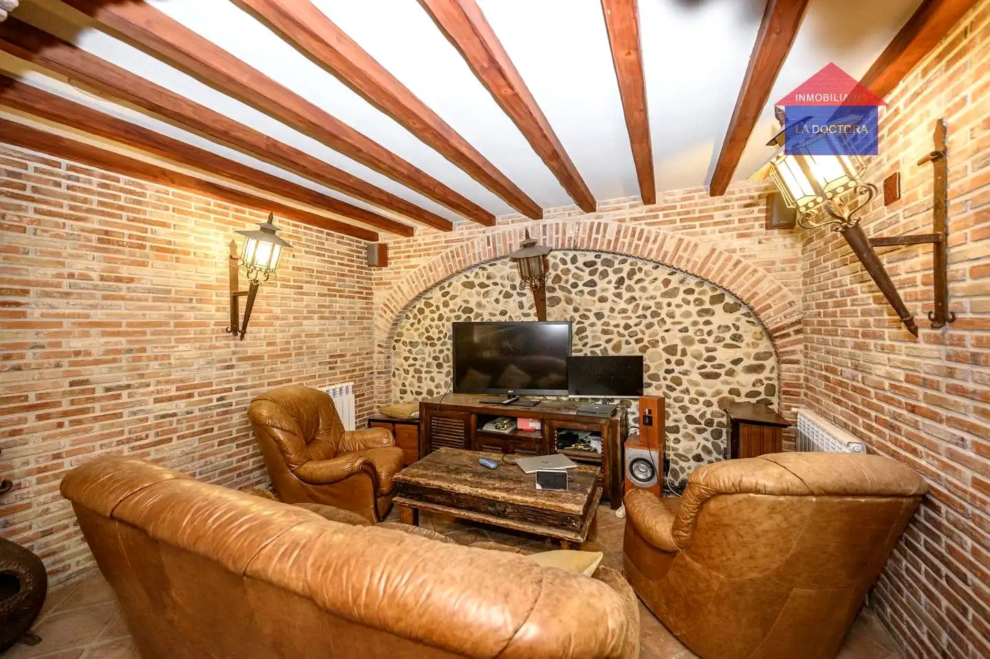 Sala d'estar de Casa adosada en venda en Navalcarnero amb Aire condicionat, Calefacció i Jardí privat