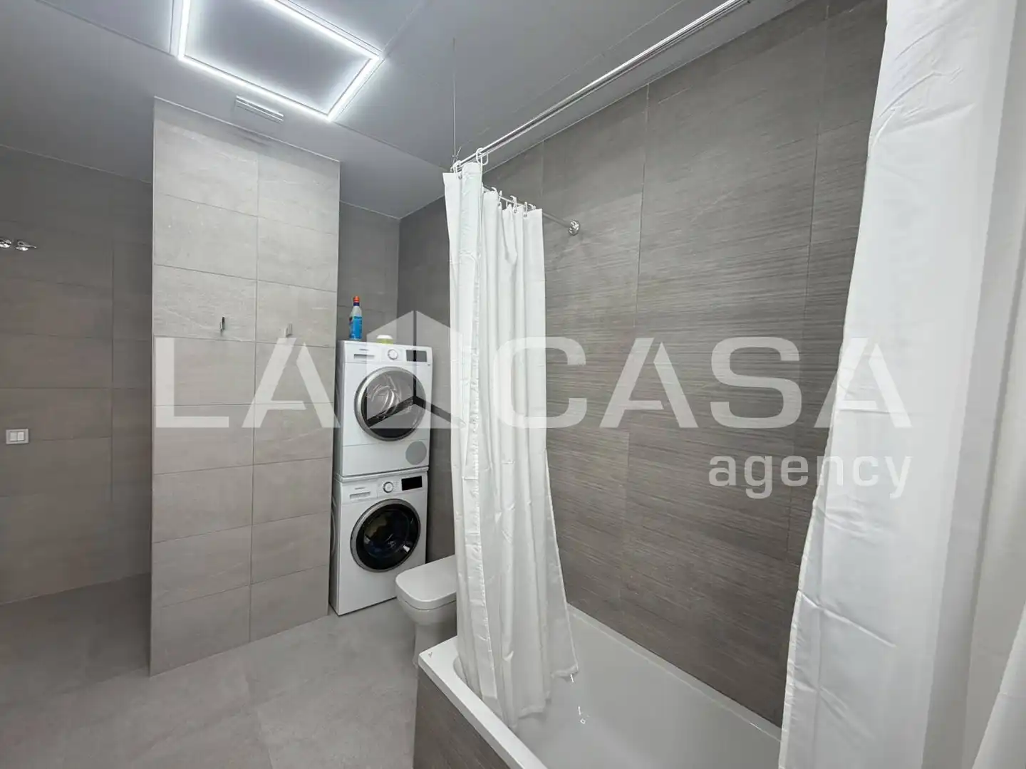 Badezimmer von Einfamilien-Reihenhaus zum Verkauf in Dos Hermanas mit Klimaanlage, Terrasse und Abstellraum