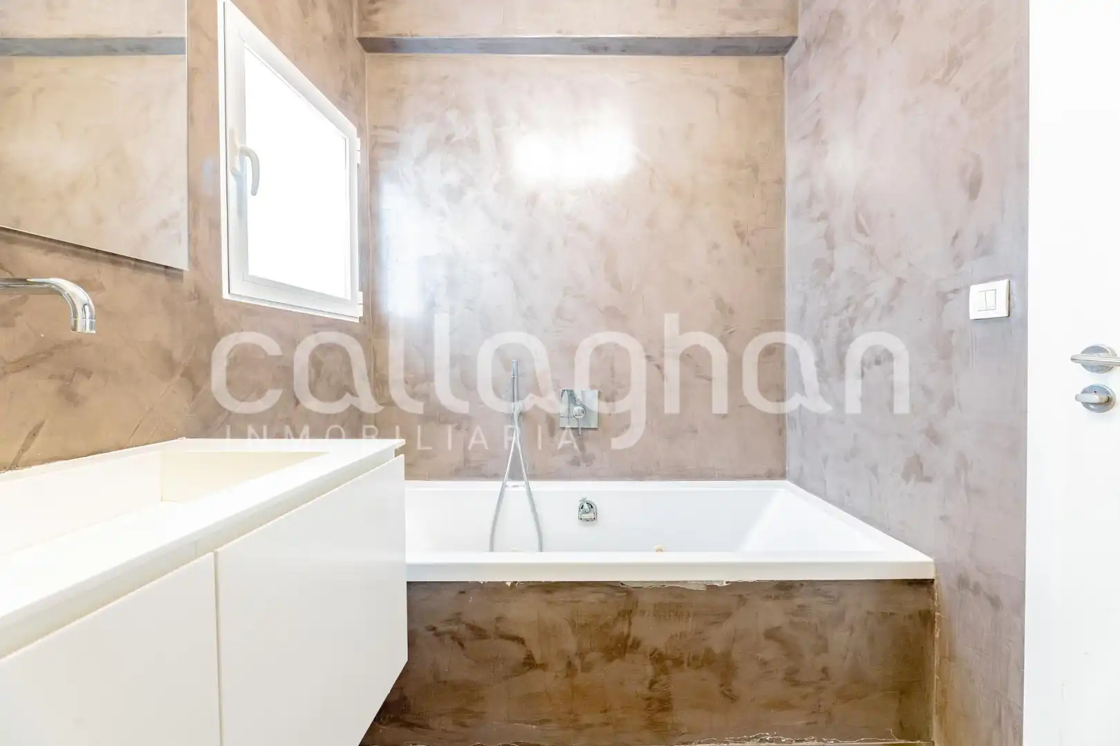 Baño de Ático en venta en Valencia con Calefacción, Terraza y Trastero
