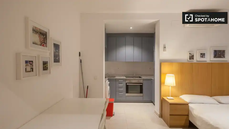 Flat with terrace to rent in Ciutat Vella, imagen 2