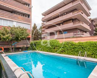 Swimming pool of Flat for sale in  Madrid Capital  with Air Conditioner, Heating and Private garden