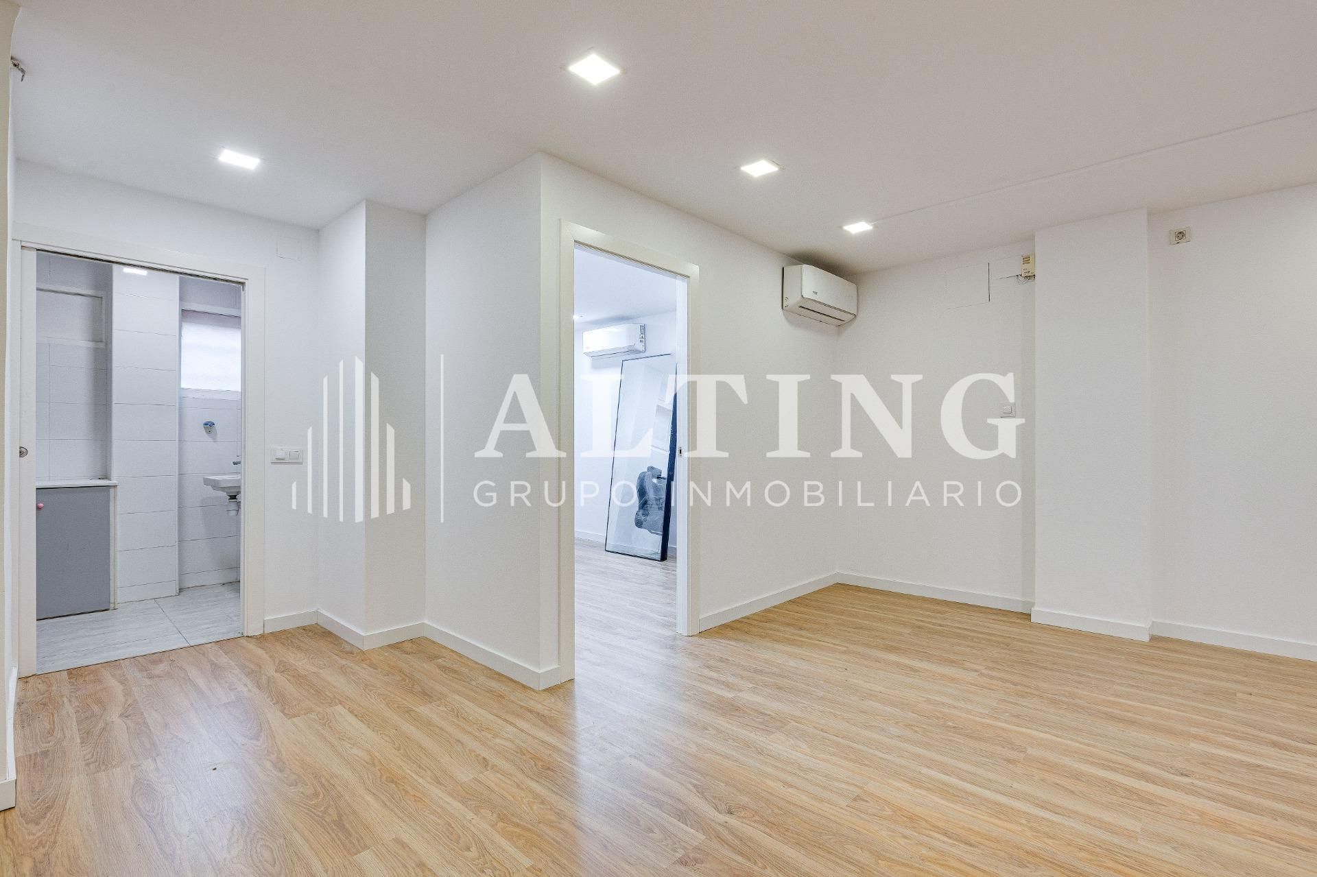 Sala d'estar de Local en venda en  Barcelona Capital amb Aire condicionat