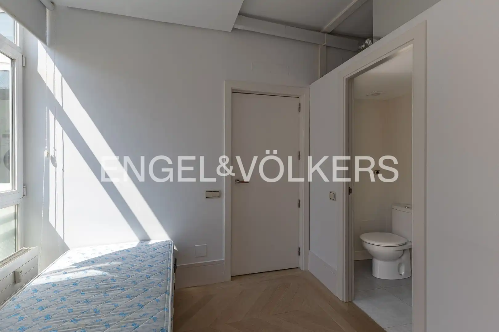 Schlafzimmer von Dachboden zur Miete in Madrid mit Klimaanlage, Heizung und Terrasse