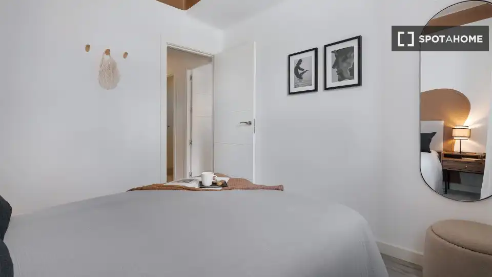 Dormitori de Apartament per a compartir en Madrid amb Aire condicionat, Terrassa i Moblat