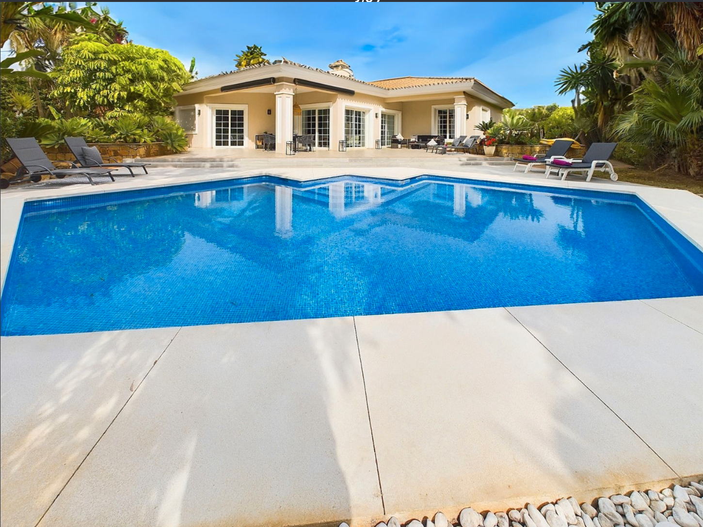 Swimming pool of House or chalet for sale in Marbella  with Air Conditioner, Private garden and Swimming Pool