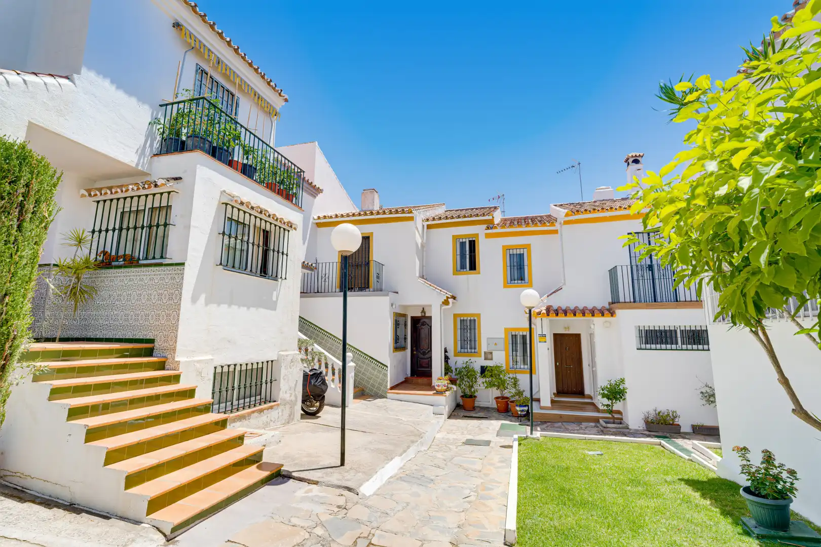 Vista exterior de Casa adosada en venda en Estepona amb Jardí privat i Terrassa