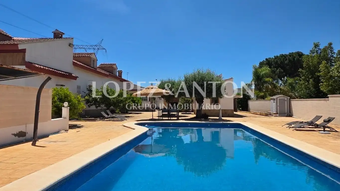Außenansicht von Haus oder Chalet zum Verkauf in L'Eliana mit Klimaanlage, Heizung und Privatgarten