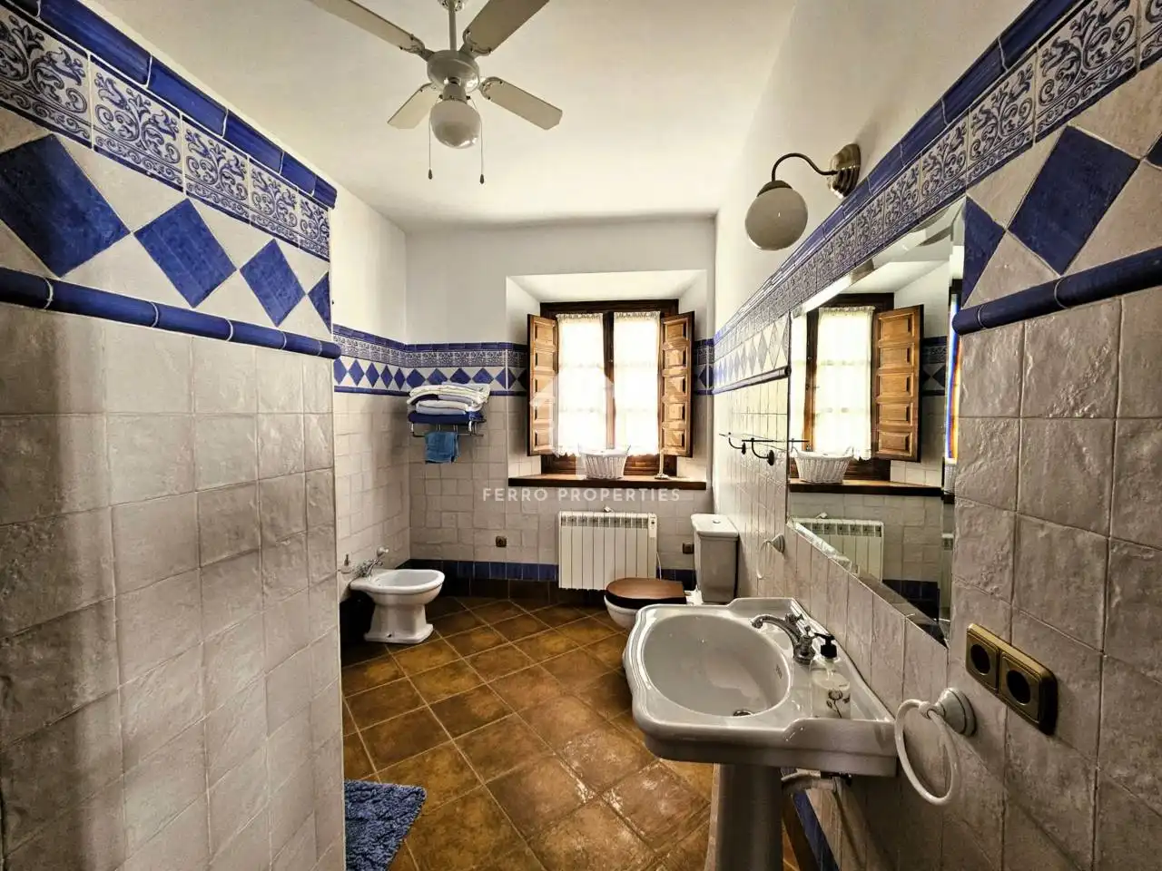 Bathroom of Houses for sale in Villanueva de Tapia  with Air Conditioner, Heating and Private garden