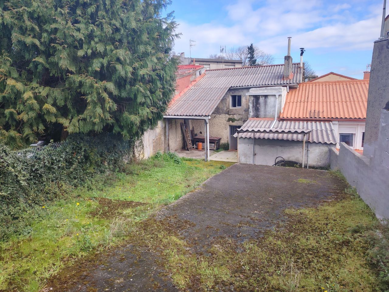 Vista exterior de Casa o xalet en venda en Culleredo amb Jardí privat i Moblat