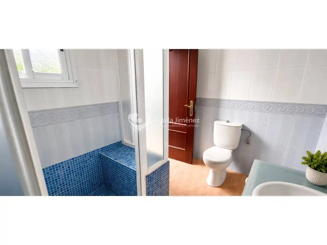 Baño de Casa adosada en venta en Alcalá de Guadaira con Calefacción, Terraza y Piscina
