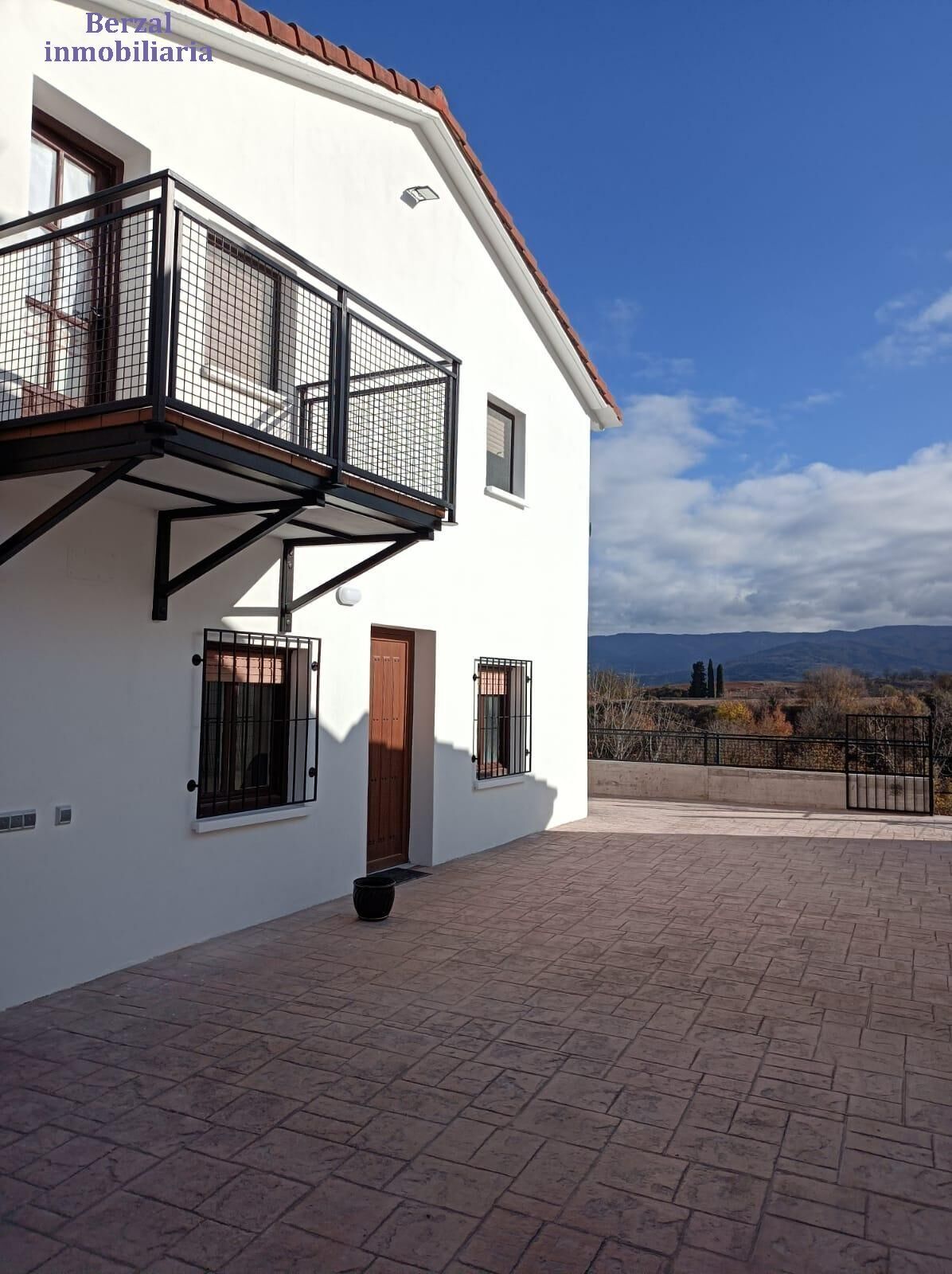 Vista exterior de Casa o xalet en venda en Matute amb Calefacció, Terrassa i Balcó