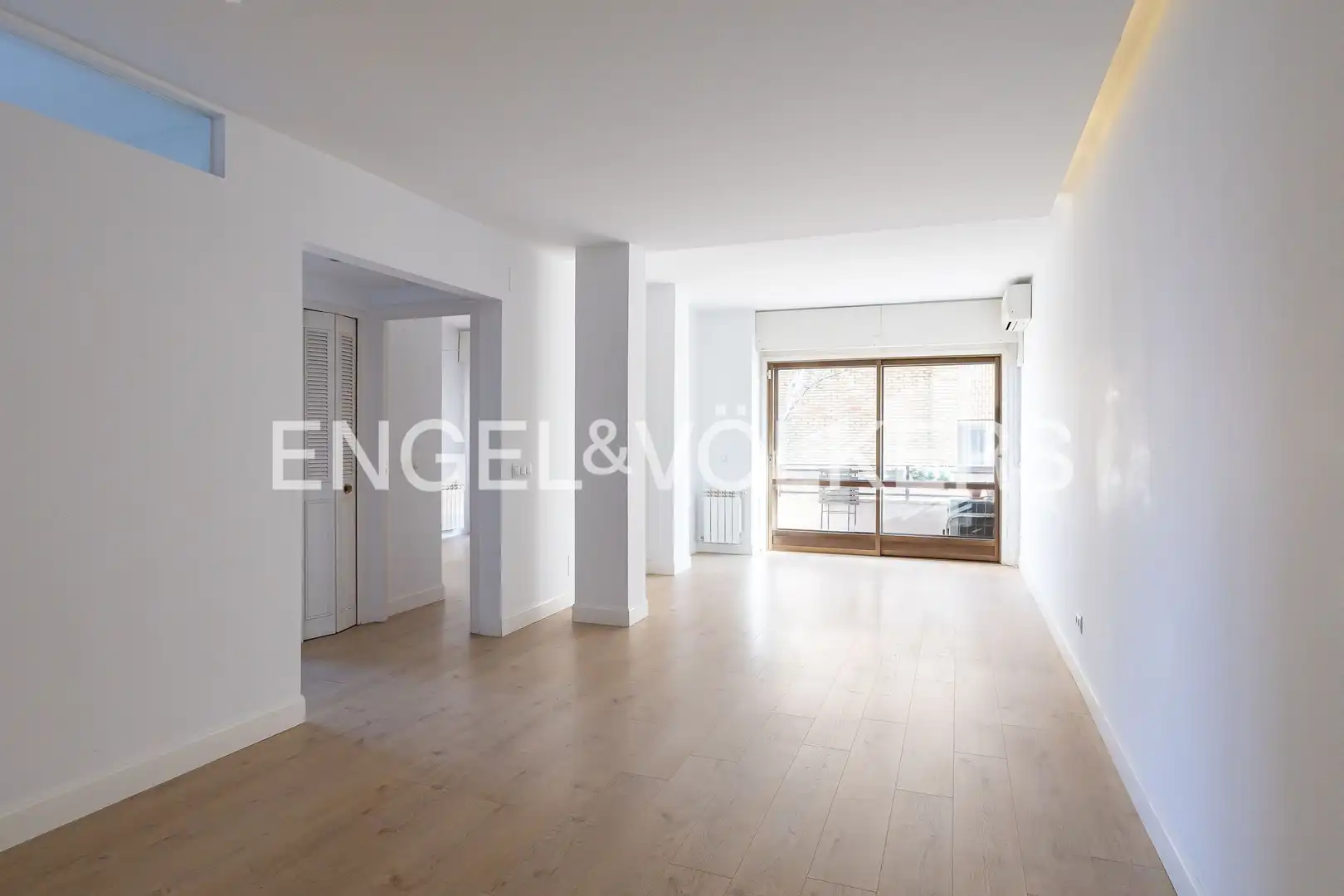 Living room of Flat for rent in  Madrid Capital  with Air Conditioner, Heating and Private garden