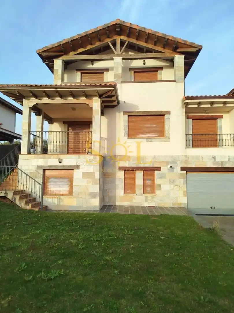 Vista exterior de Casa adosada en venda en Valverde de la Virgen amb Calefacció, Jardí privat i Parquet