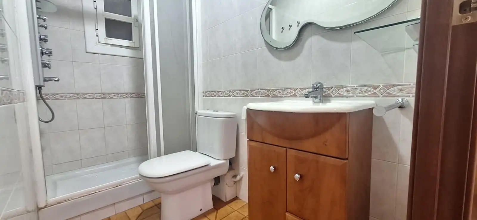 Bany de Pis en venda en Sabadell amb Calefacció, Parquet i Alarma