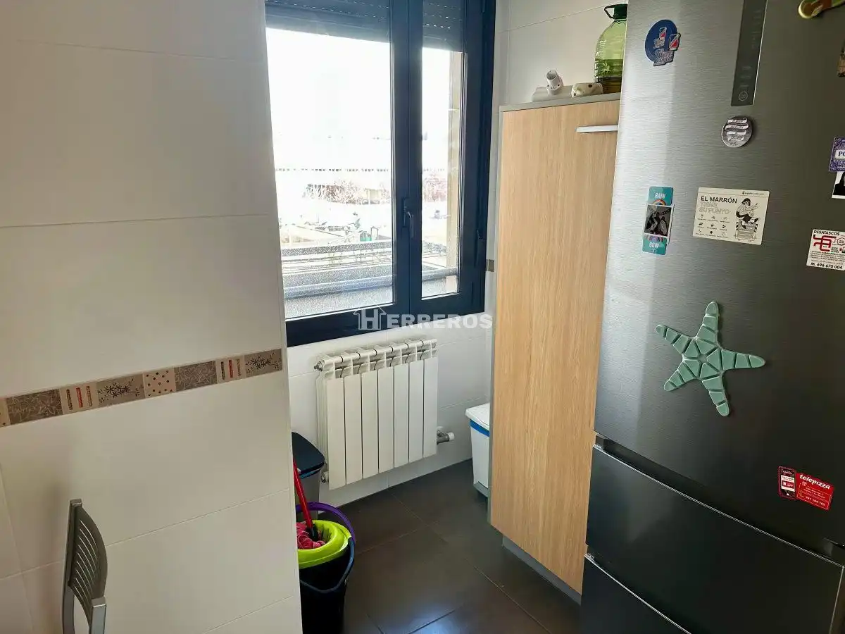 Habitación de Apartamento en venta en  Logroño con Calefacción, Parquet y Trastero