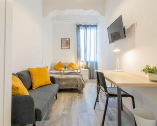 Bedroom of Apartment to share in  Valencia Capital  with Washing machine, Microwave and TV