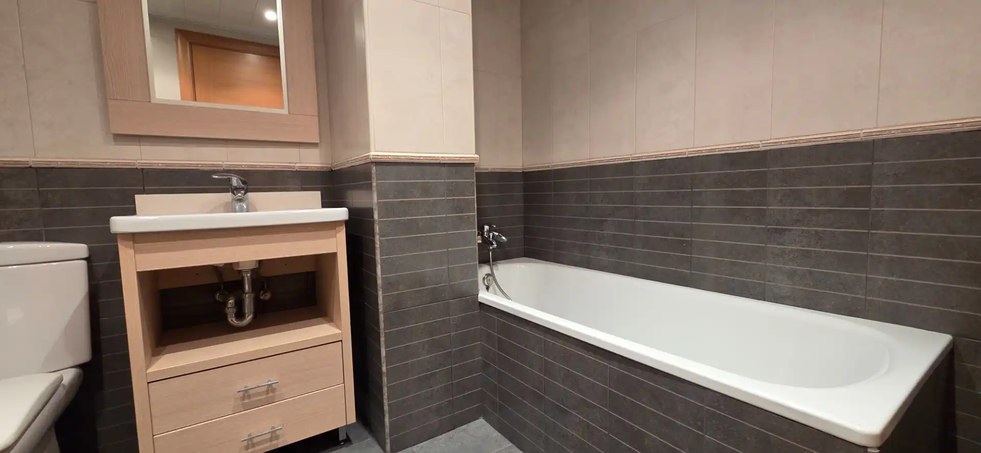 Badezimmer von Maisonette zum Verkauf in Barcelona mit Klimaanlage, Heizung und Parkett