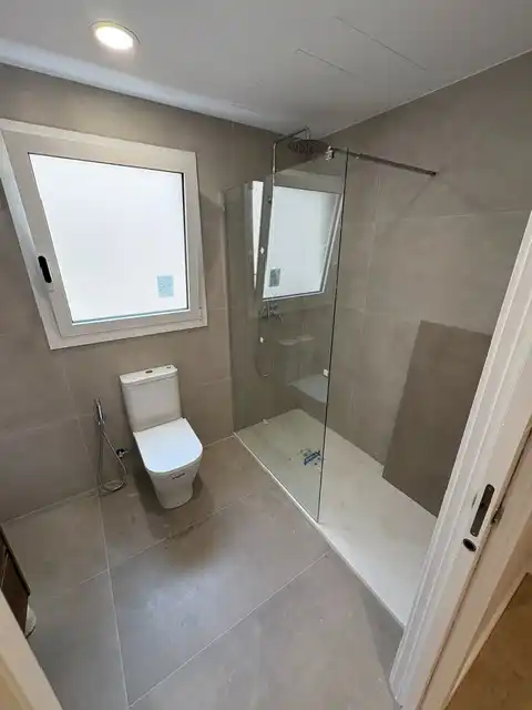 Badezimmer von Wohnung zum Verkauf in Barcelona mit Klimaanlage, Heizung und Parkett