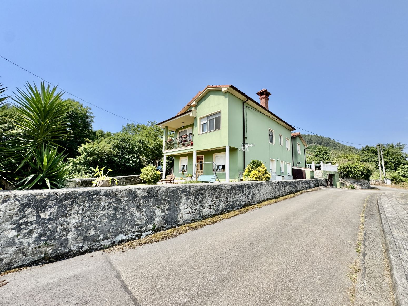 Vista exterior de Casa o xalet en venda en Entrambasaguas amb Calefacció, Parquet i Terrassa