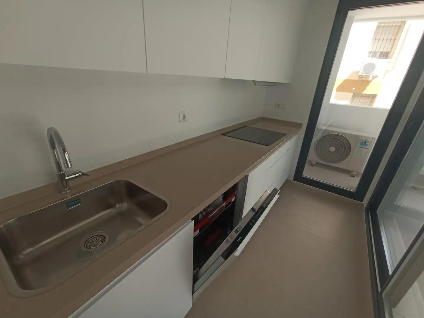 Küche von Wohnung zur Miete in Sevilla mit Klimaanlage, Terrasse und Abstellraum