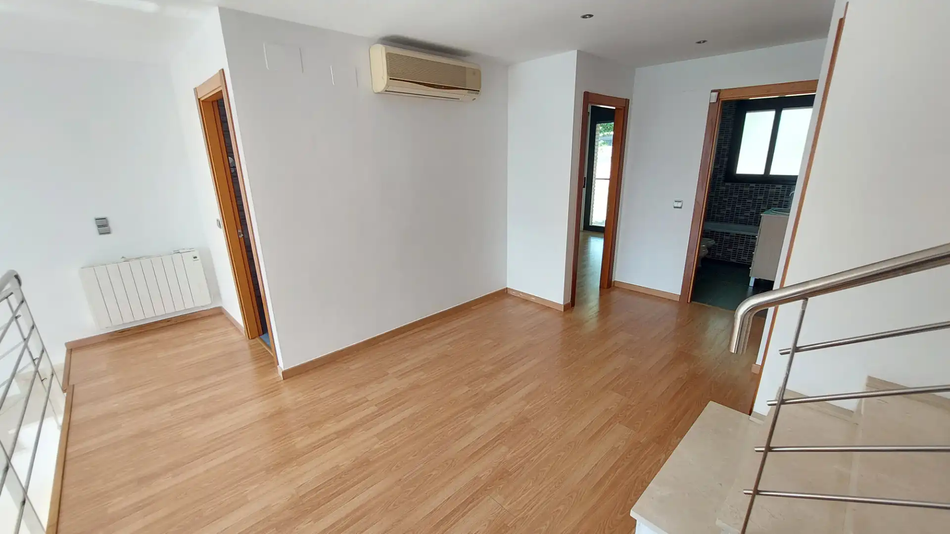 Sala de estar de Casa adosada en venta en Vilafranca del Penedès con Aire acondicionado, Calefacción y Jardín privado