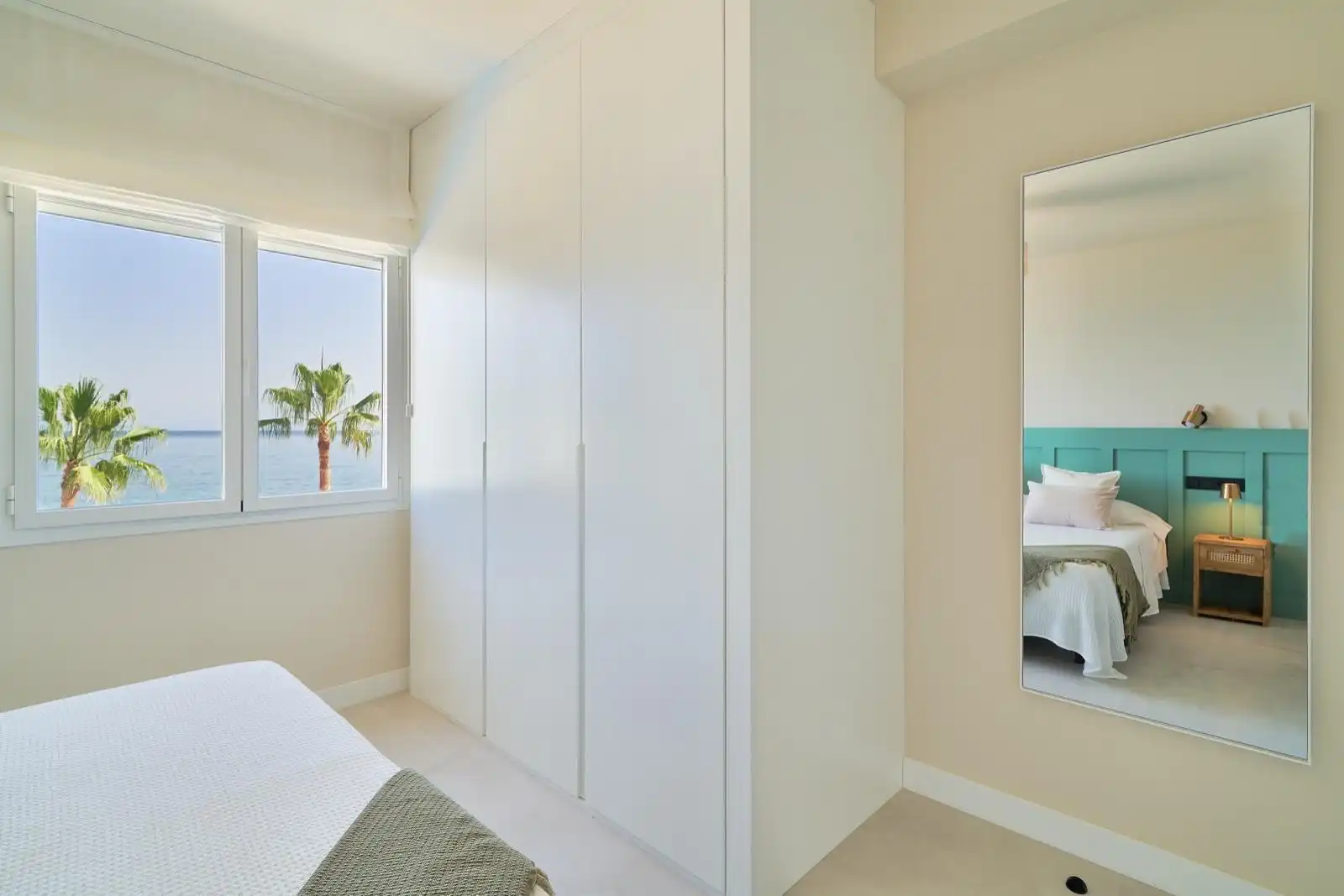 Dormitori de Apartament de lloguer en Benalmádena amb Aire condicionat, Terrassa i Moblat