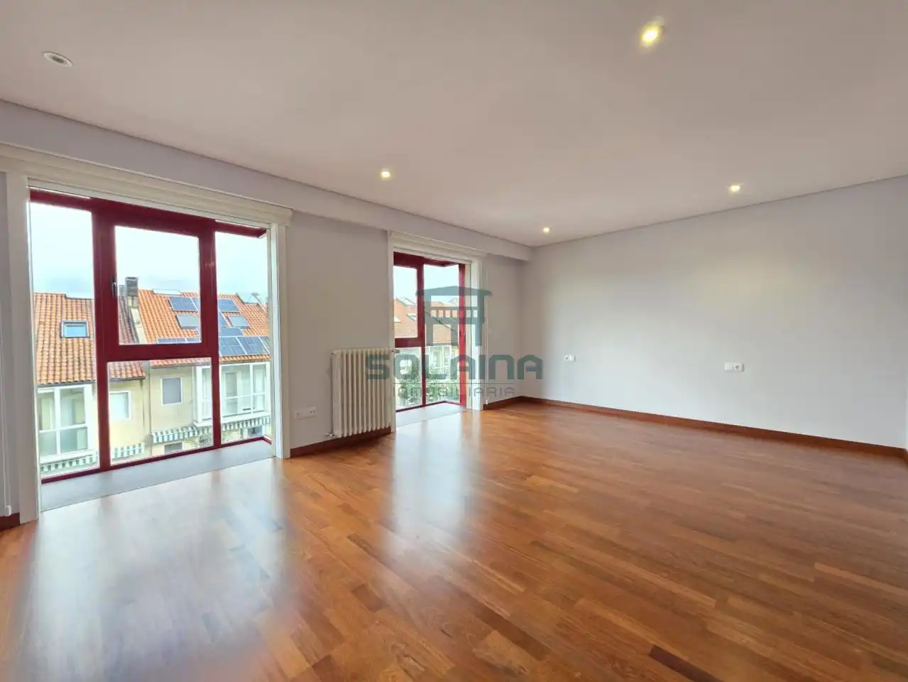 Sala d'estar de Casa adosada en venda en Ourense Capital  amb Calefacció, Jardí privat i Terrassa