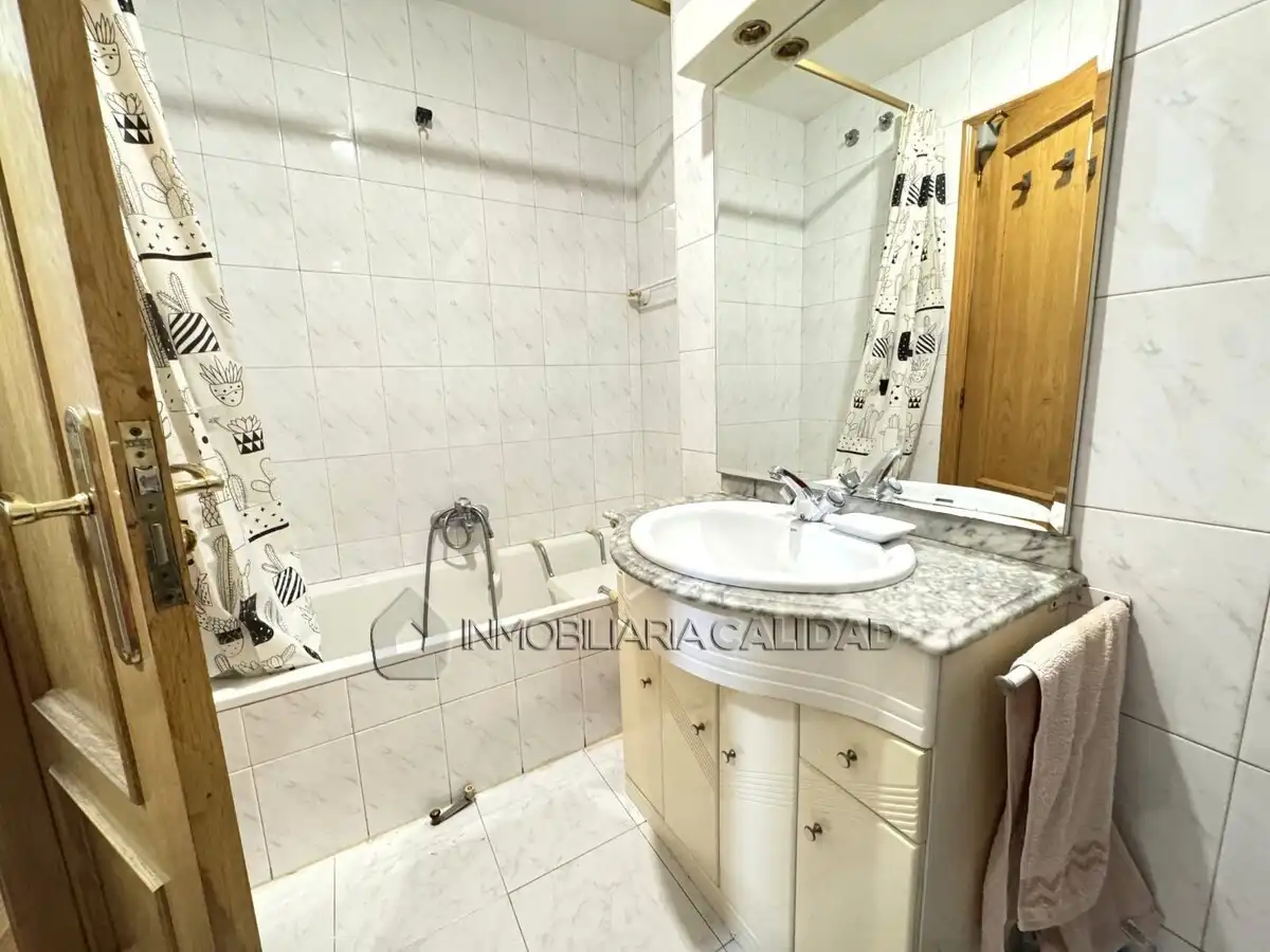 Baño de Piso de alquiler en Burgos con Calefacción y Amueblado