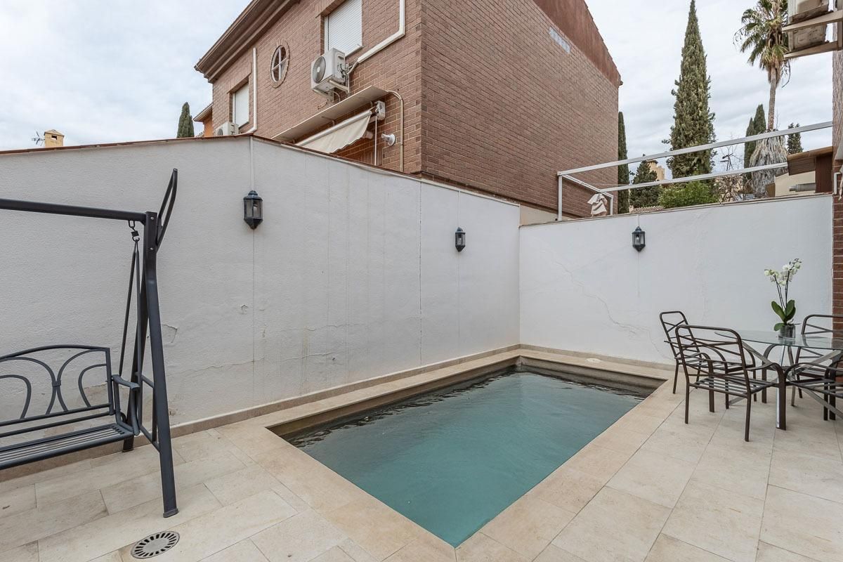 Piscina de Casa adosada en venda en  Granada Capital amb Calefacció, Jardí privat i Terrassa