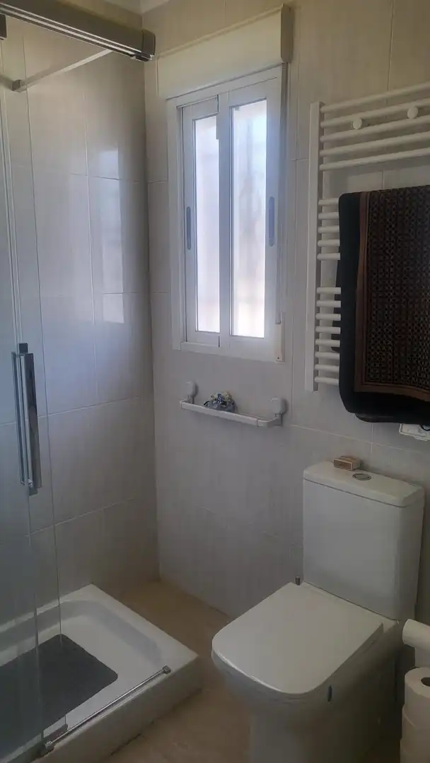 Bany de Casa adosada en venda en Elche / Elx amb Calefacció, Jardí privat i Moblat