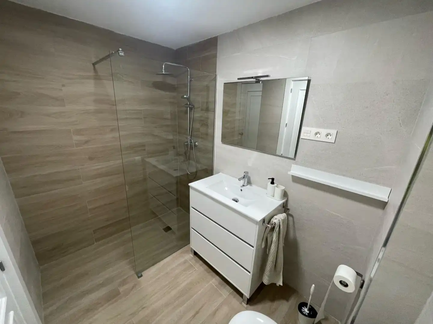 Bathroom of Flat for rent in Granada  with Air Conditioner, Heating and Furnished