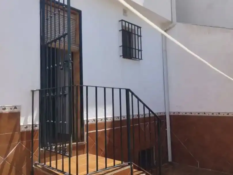Vista exterior de Casa adosada en venda en Ronda amb Traster i Moblat
