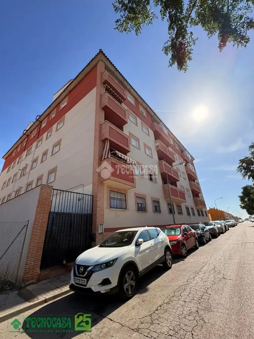 Exterior view of Flat for sale in Urbanización San Isidro